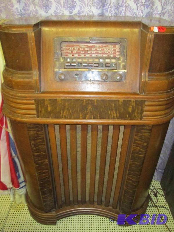 lot 110 image: Philco receiver, not working, great for decor...