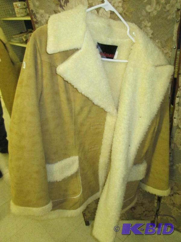 lot 119 image: Wiman coat, size XL looks new...