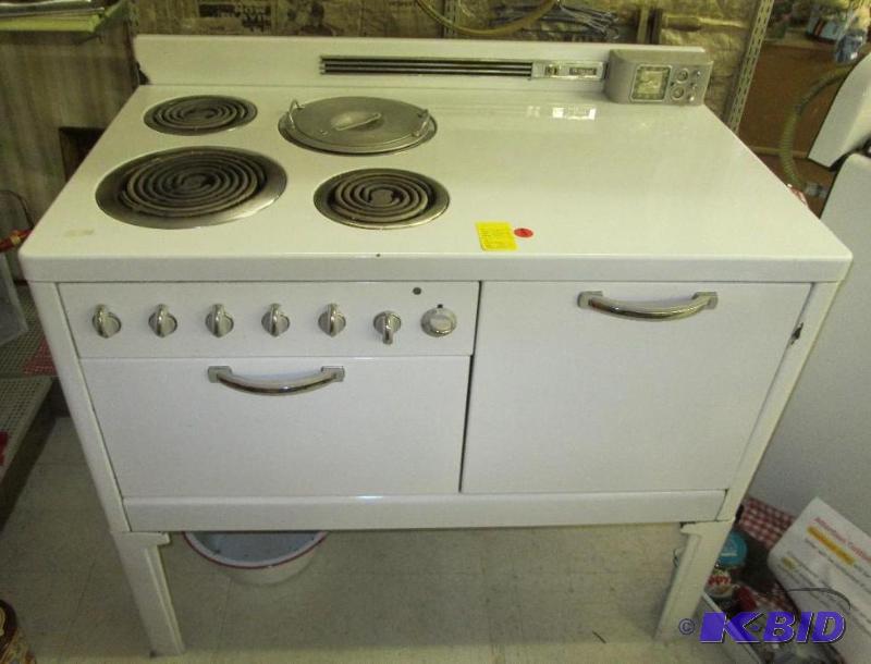 lot 3 image: 1940s stove, hotpoint with oven, and cord. Wo...