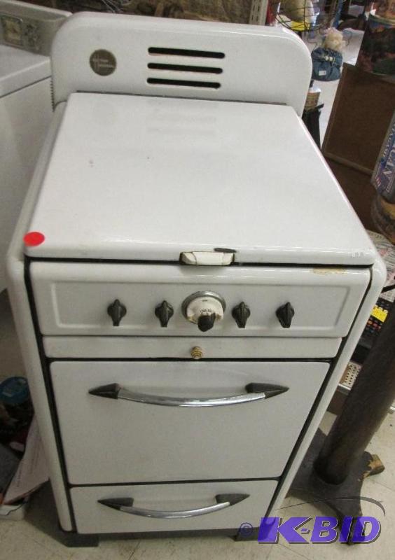 lot 4 image: Gotham Universal gas stove with cover for bur...