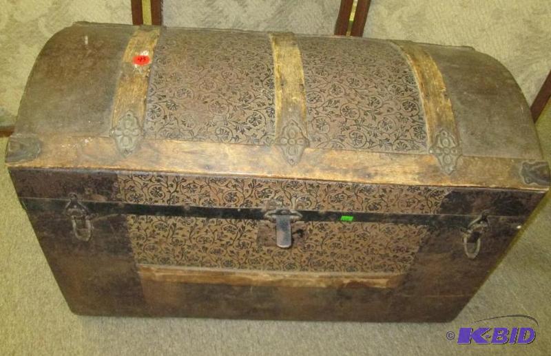 lot 43 image: Nicely patterned trunk, 32 inches across...