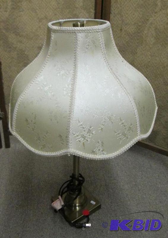lot 89 image: Vintage table lamp with beautiful shade...