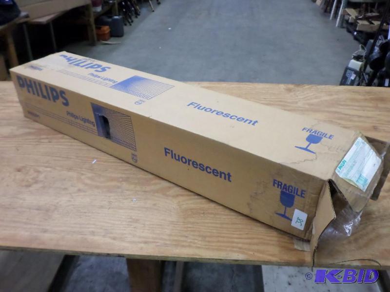 lot 38 image: Partial Box Of Philips 48" Flourescent L...