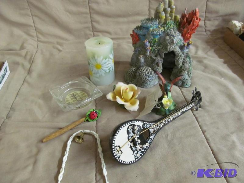 lot 155 image: Decor