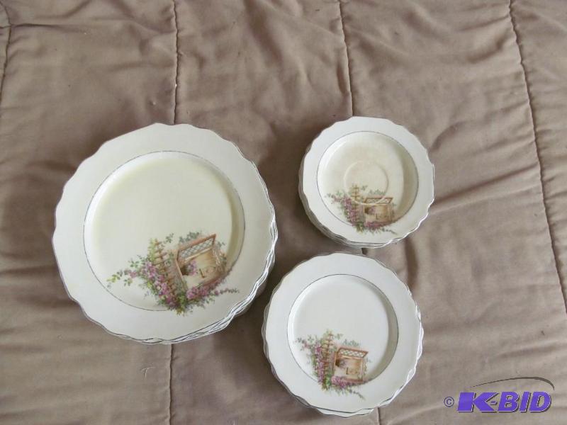 lot 158 image: Dinnerware