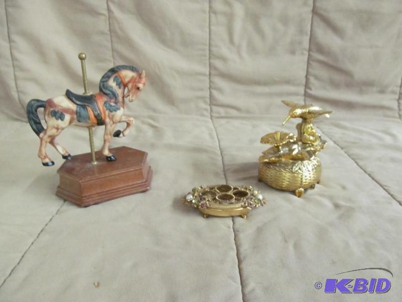 lot 164 image: Decor