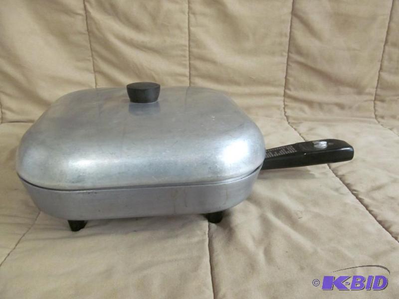 lot 19 image: Pan