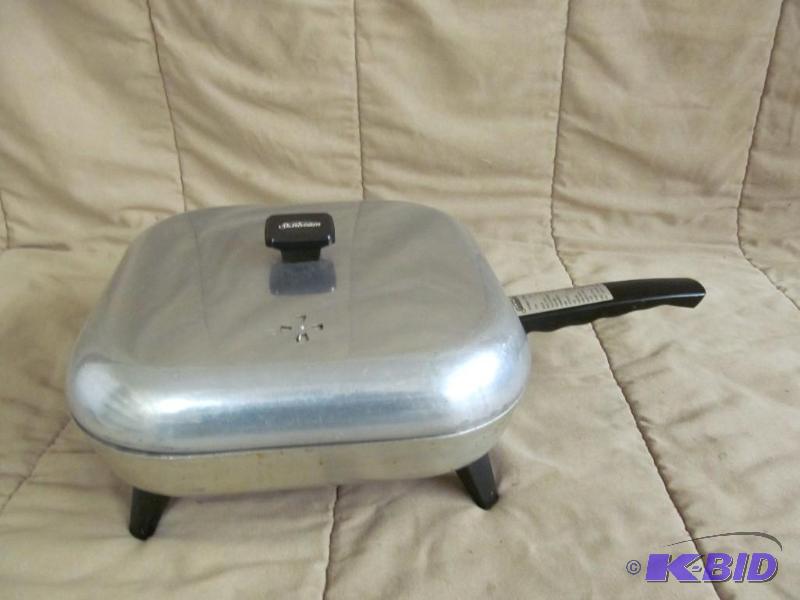 lot 21 image: Pan