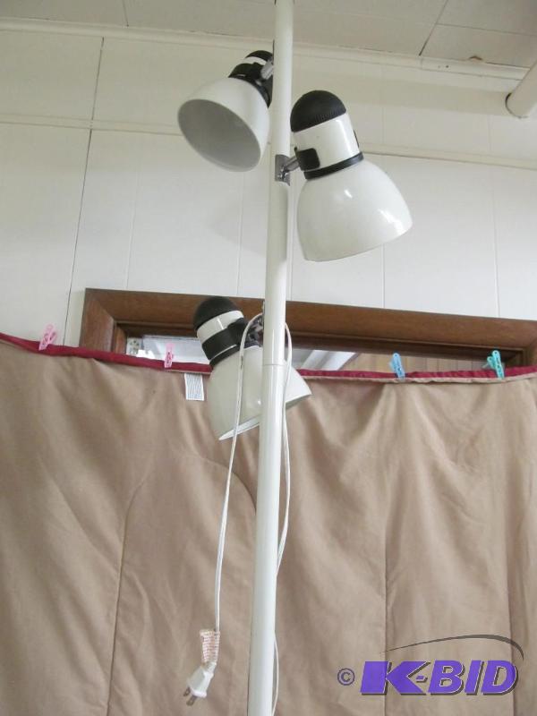lot 23 image: Lighting