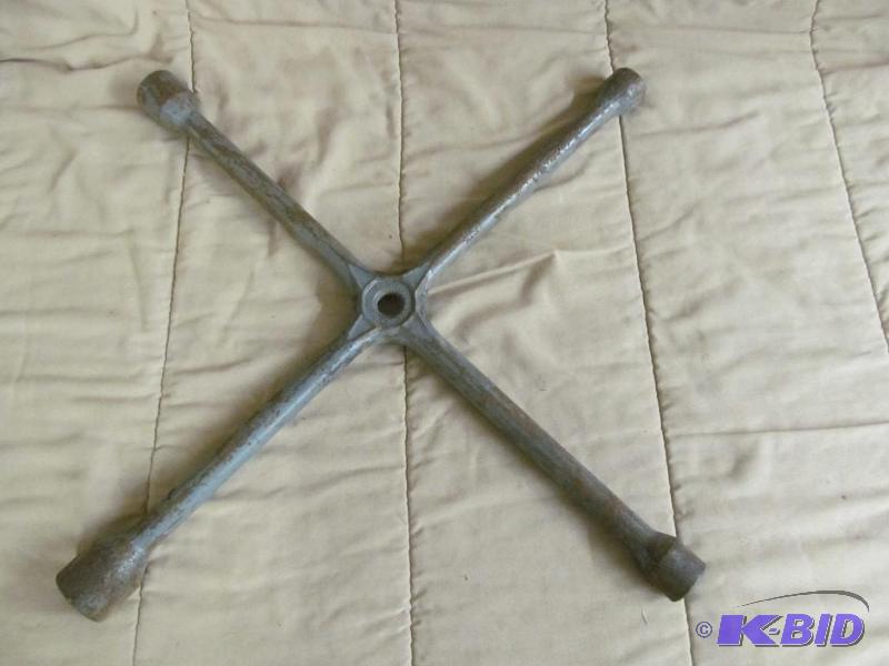 lot 25 image: Tool