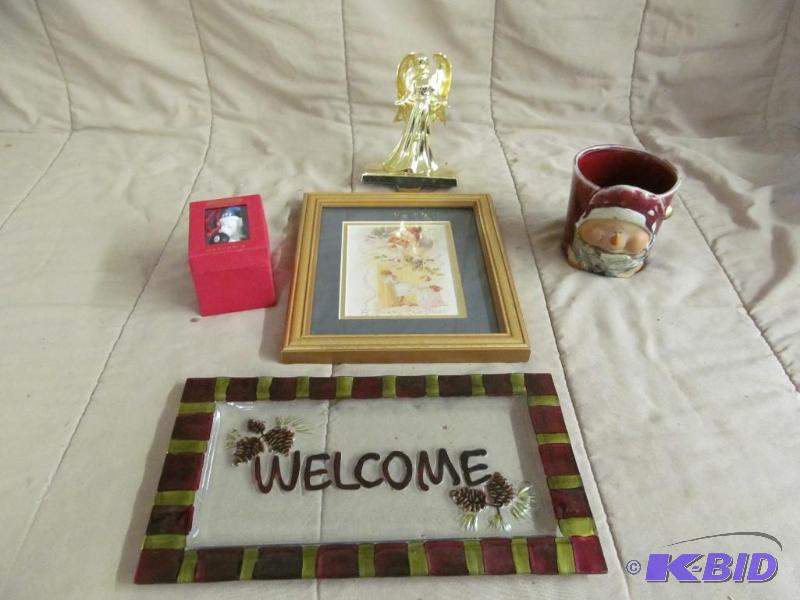 lot 41 image: Christmas Decor
