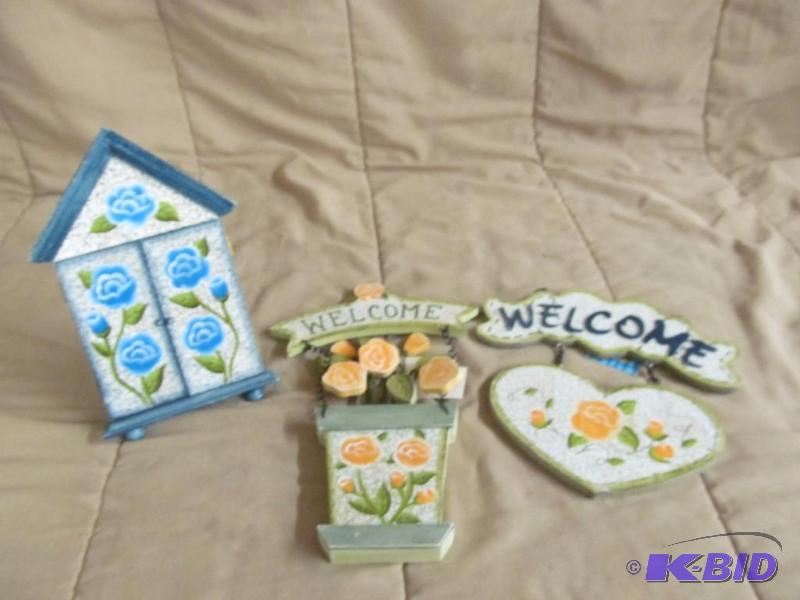 lot 75 image: Decor