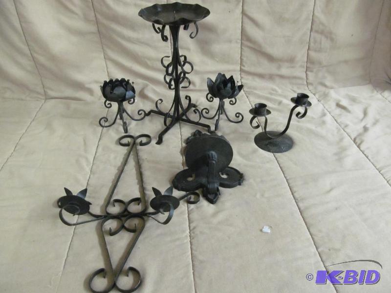 lot 77 image: Decor