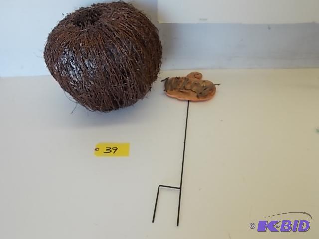 lot 39 image: Halloween Dcor...
