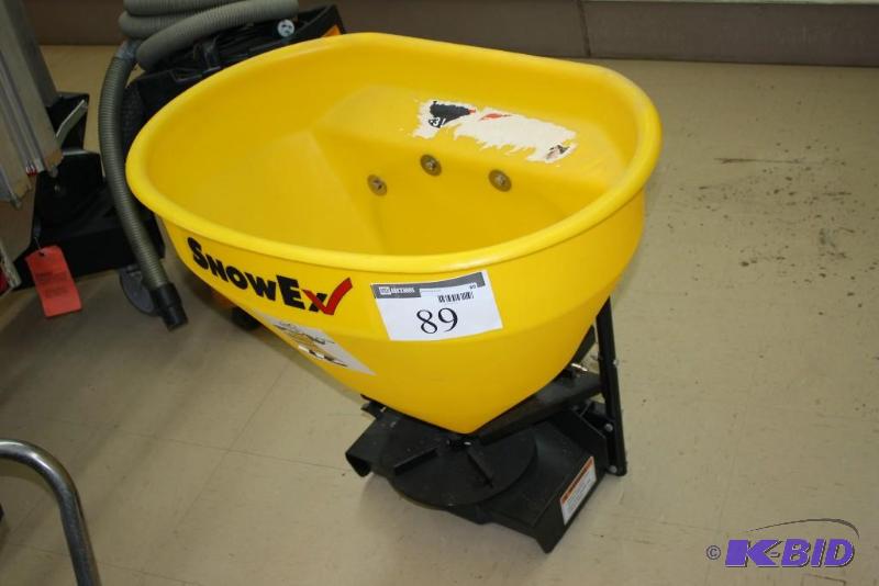 lot 89 image: SnowEx&nbspSR-110, 3 Cubic Foot, 12 Volt Wir...