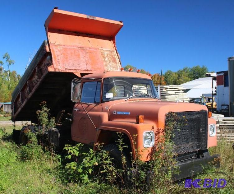 lot 10 image: 1975 International Harvester Loadstar 1700 V...