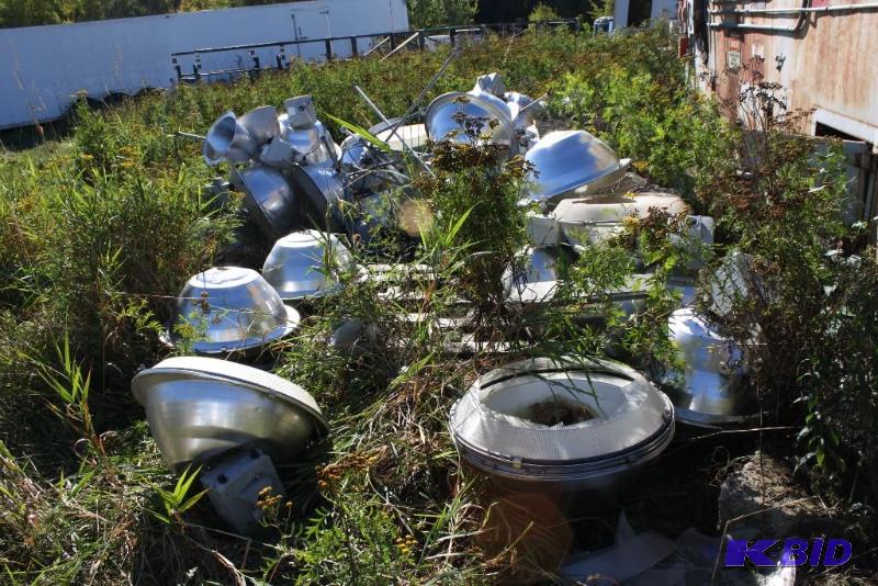 lot 215 image: Pallet of Fixtures, Lights, and Reflectors m...