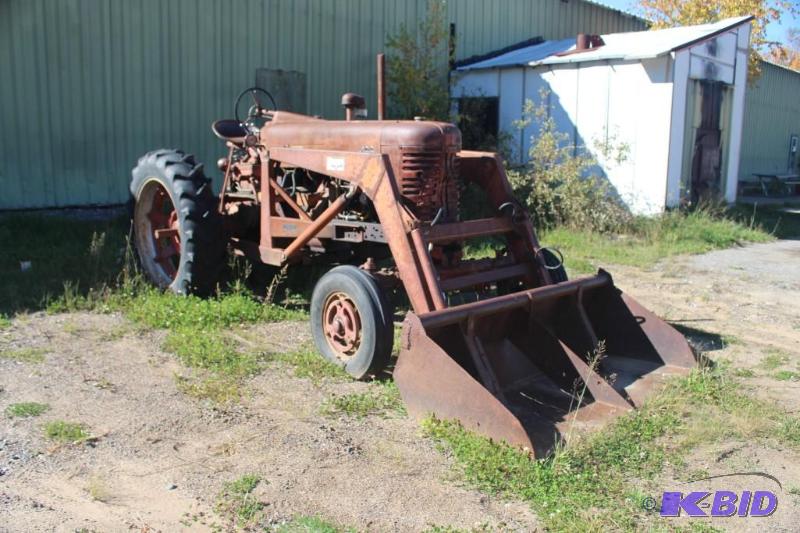 lot 22 image: McCormick Farmall Tractor 400 Model 1400 Se...