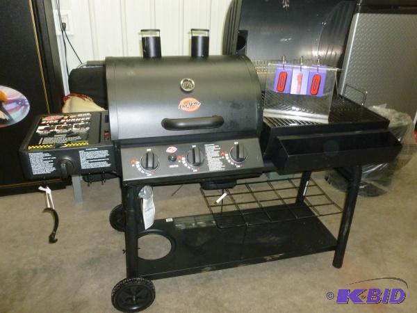 lot 10 image: Chargriller lp & charcoal grill. Has side...