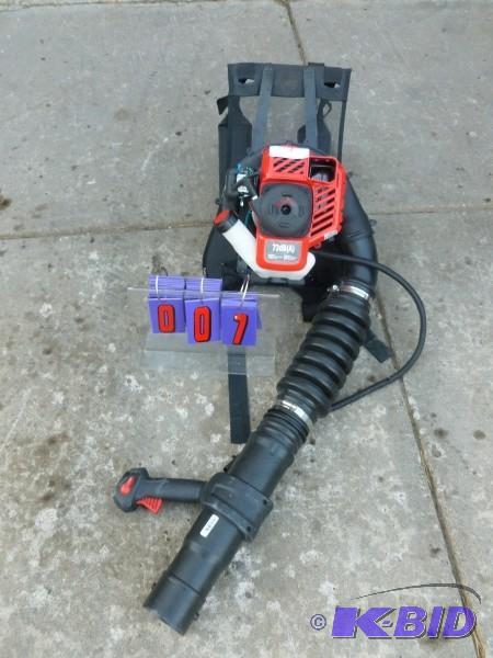 lot 7 image: Troy built gas leaf blower. Appears like new....