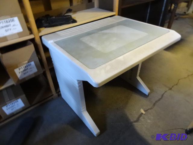 Poly light box table. 120 volt. 34 x 28 x 29...