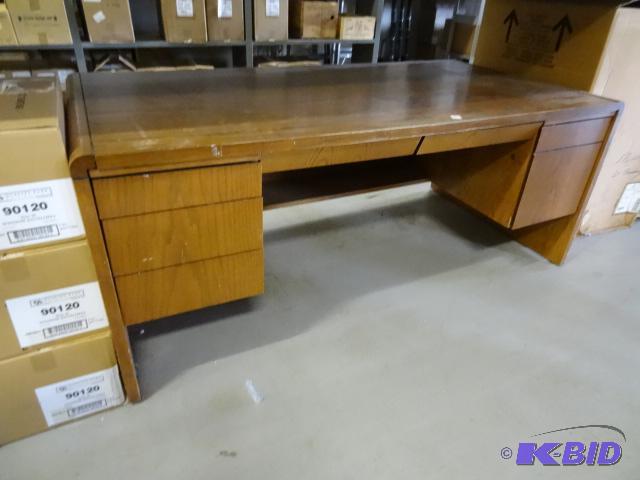 Wood office desk. 5 drawer and 2 pencil drawe...