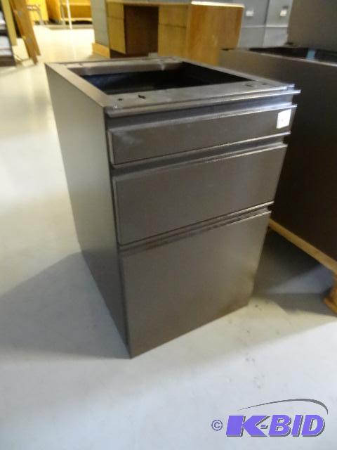 Metal 3 drawer ped. No top. 15 x 20 x 24...