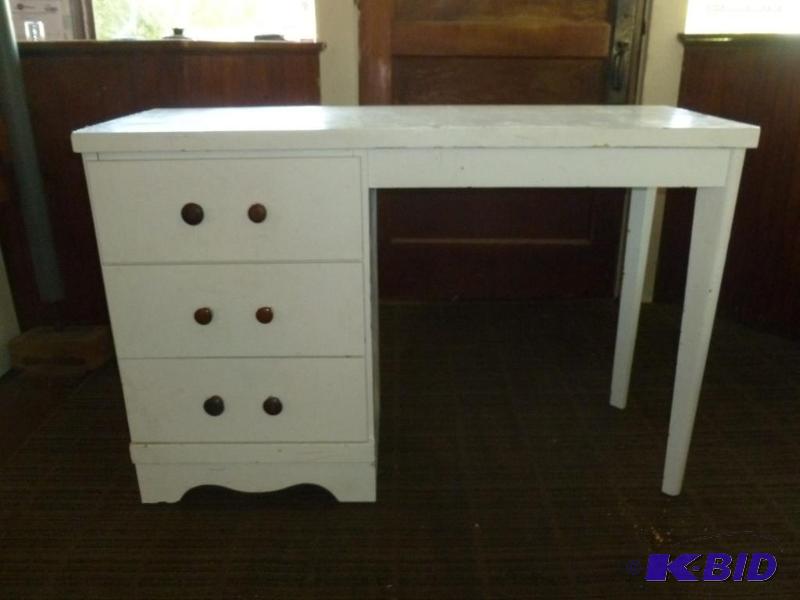lot 13 image: Vintage three drawer wooden vanity that measu...