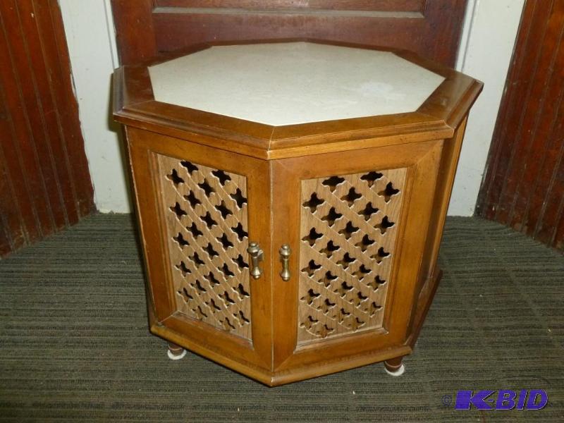 lot 22 image: Beautiful Vintage octagon shaped wooden end t...