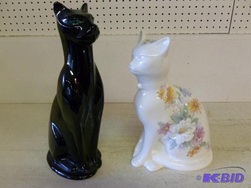 lot 32 image: Lot of two large decorative porcelain floor c...