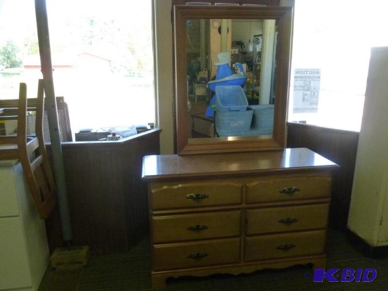 lot 5 image: Nice six drawer wooden dresser with back mirr...
