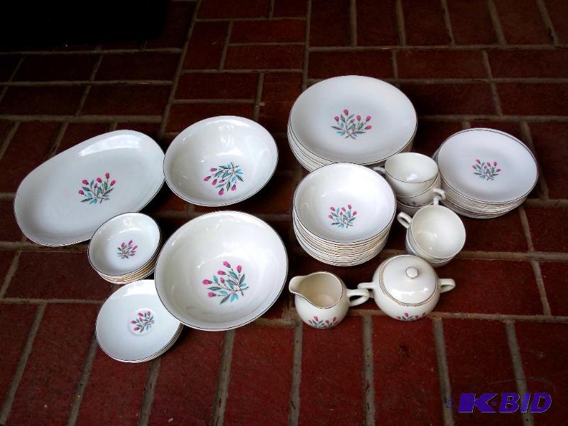 lot 12 image: 40 Piece Wedgwood China PINK HOPE 1962 Dinnerware Made in England