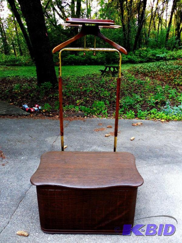 lot 17 image: SUPER RETRO CLOTHES VALET BUTLER WITH HAMPER MID CENTURY MODERN BY PEARL-WICK