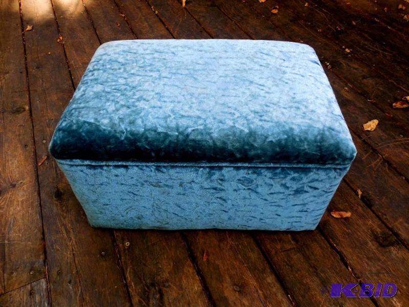 lot 18 image: Grandmas Blue Crushed Velvet Vintage Foot Rest
