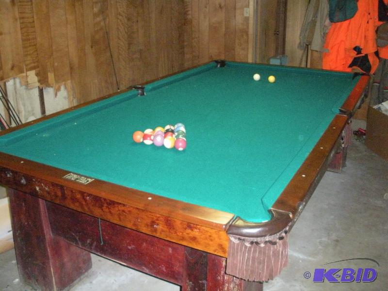 lot 001 image: Vintage Pool Table (in great condition)