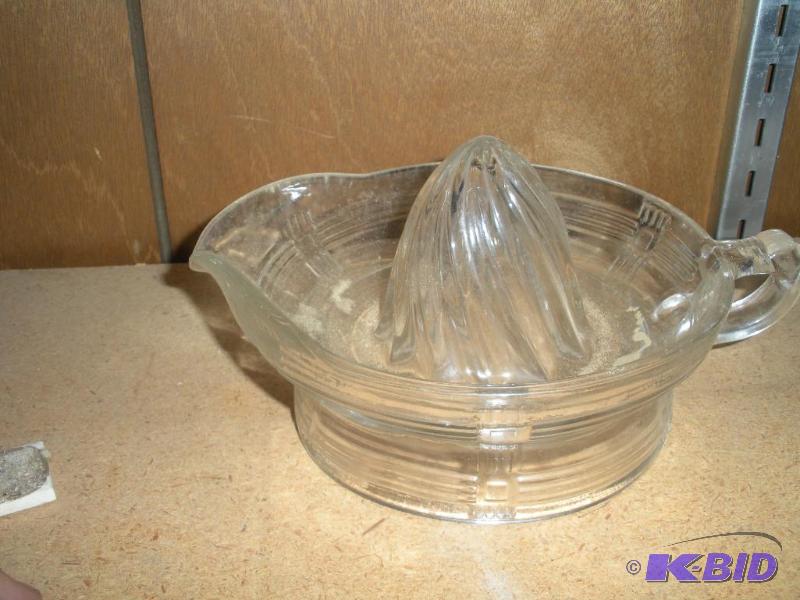lot 023 image: Clear Glass Juicer