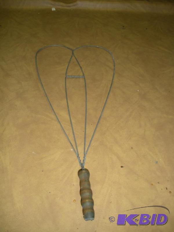 lot 025 image: VintageRug Beater
