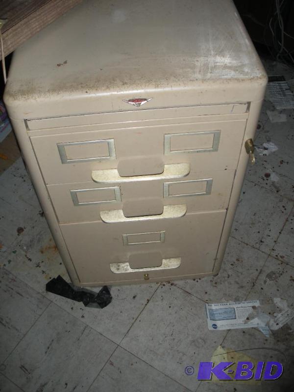 lot 033 image: Locking Filke Cabinet with Key