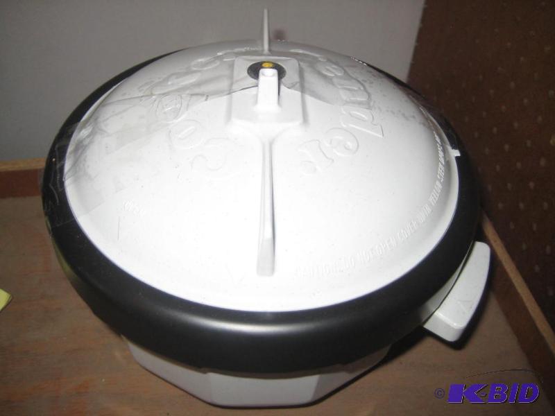 lot 044 image: Microwave Oven Cookware from the 80s (New)