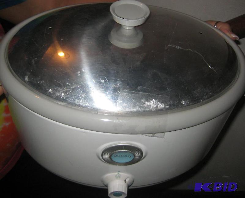 lot 045 image: Vintage Nesco Cooker in Great Shape