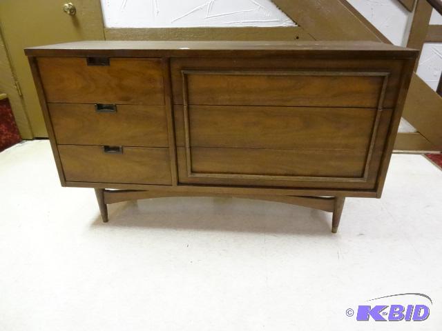 6 Drawer mid century dresser in Walnut. Quali...