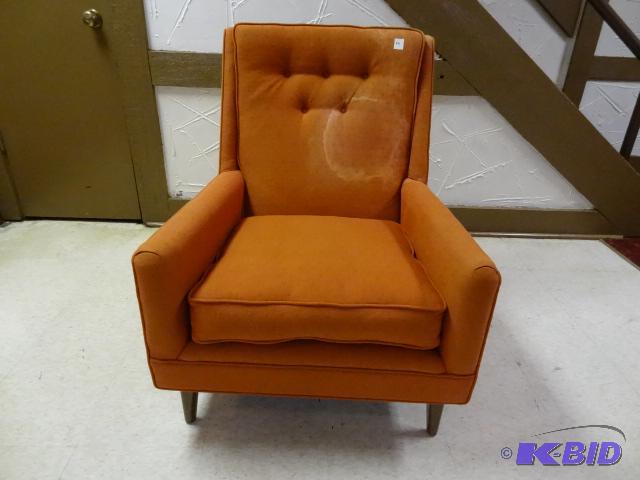 Orange lounge chair in very good condition. S...
