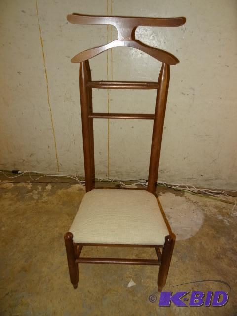 Solid wood gentlemens dressing valet. Holds y...