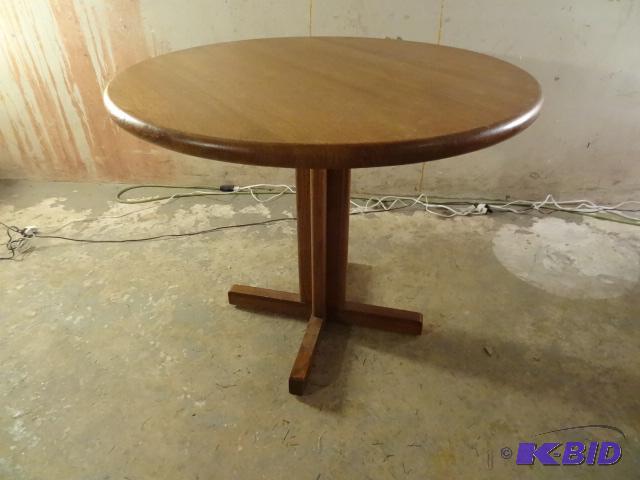 Round solid oak kitchen table. Great apartmen...