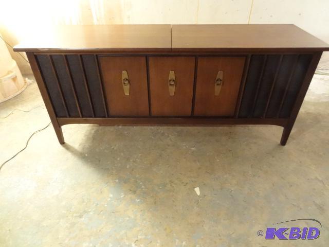 Westinghouse AM  FM phono console stereo. 60...