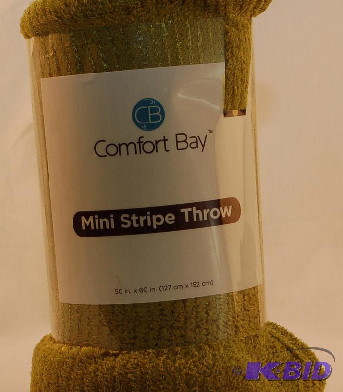 lot 19 image: Comfort Bay Green Stripe Throw