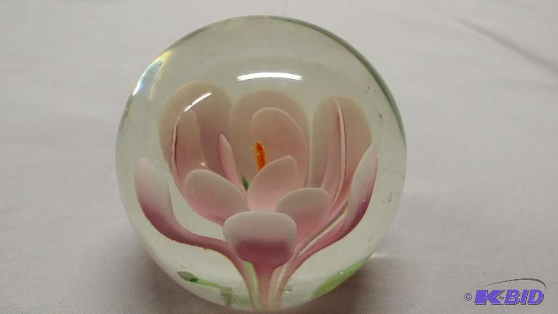 Blown glass paper weight, small but in great ...