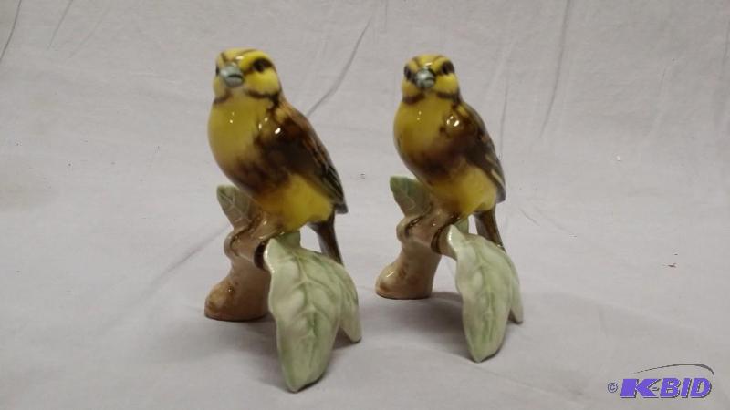 Two Yellow Hammer figurines by Geobel great s...