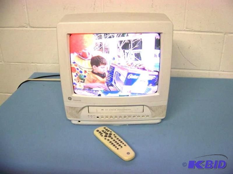 lot 30 image: GE, 13 Color TVVCR Combo with Remote Control on lazy susan Base