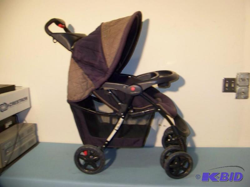 lot 47 image: Kids Stroller